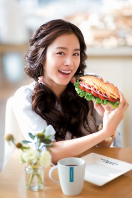 김태희, '빵 먹는 모습도 예뻐'...파리바게뜨 전속모델